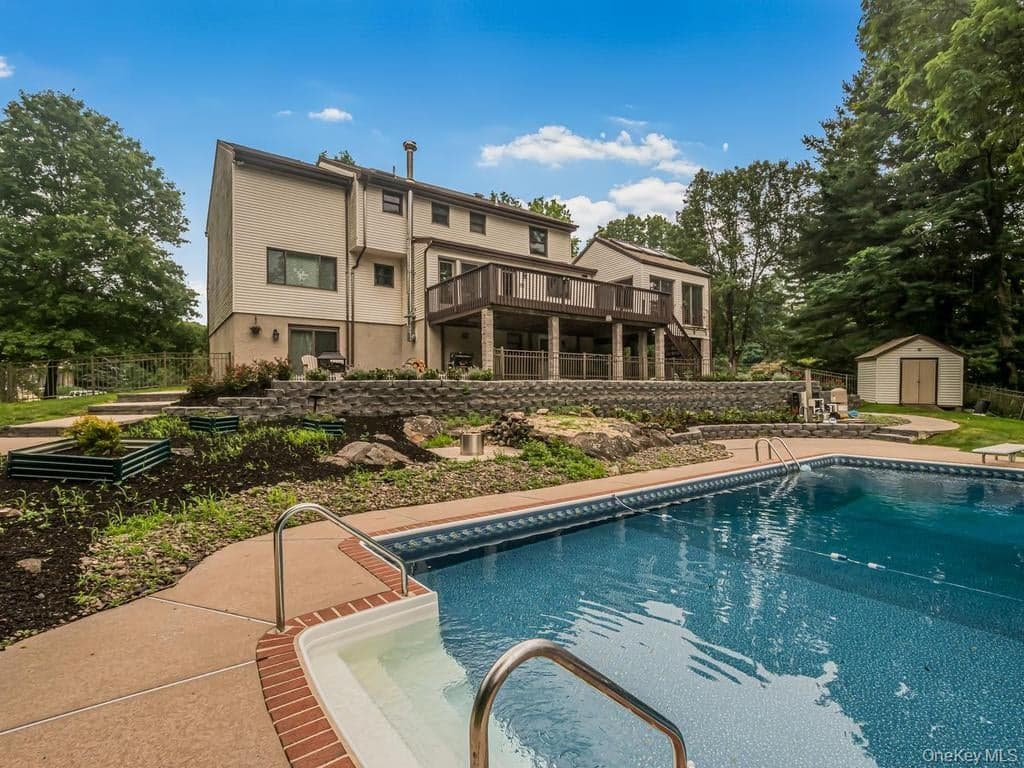 8 Fairgreen Court, Cortlandt Manor