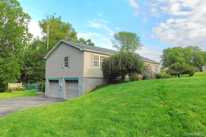 1566 Albany Post Road, Gardiner