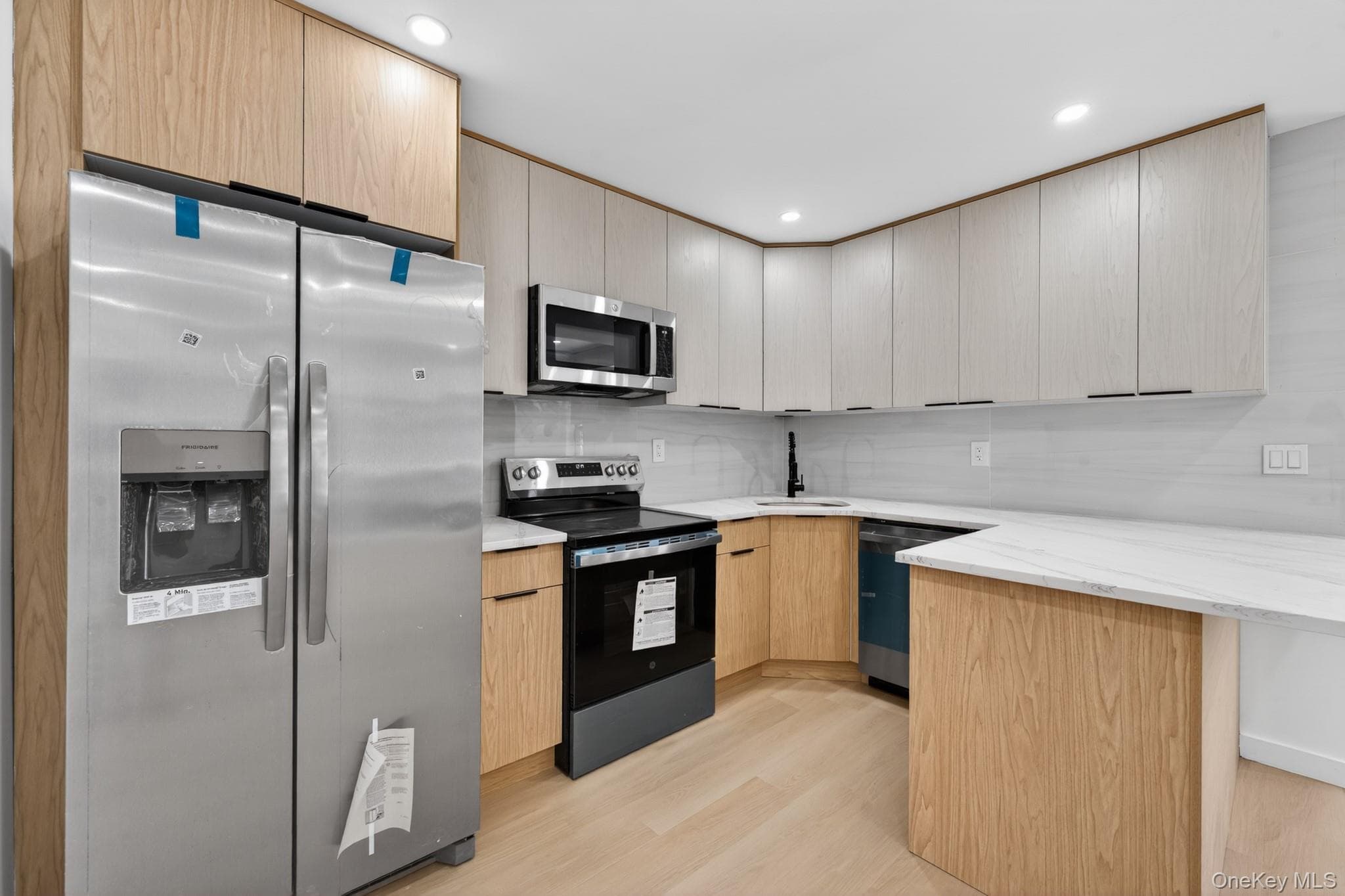 511 E 54th Street thumbnail 3