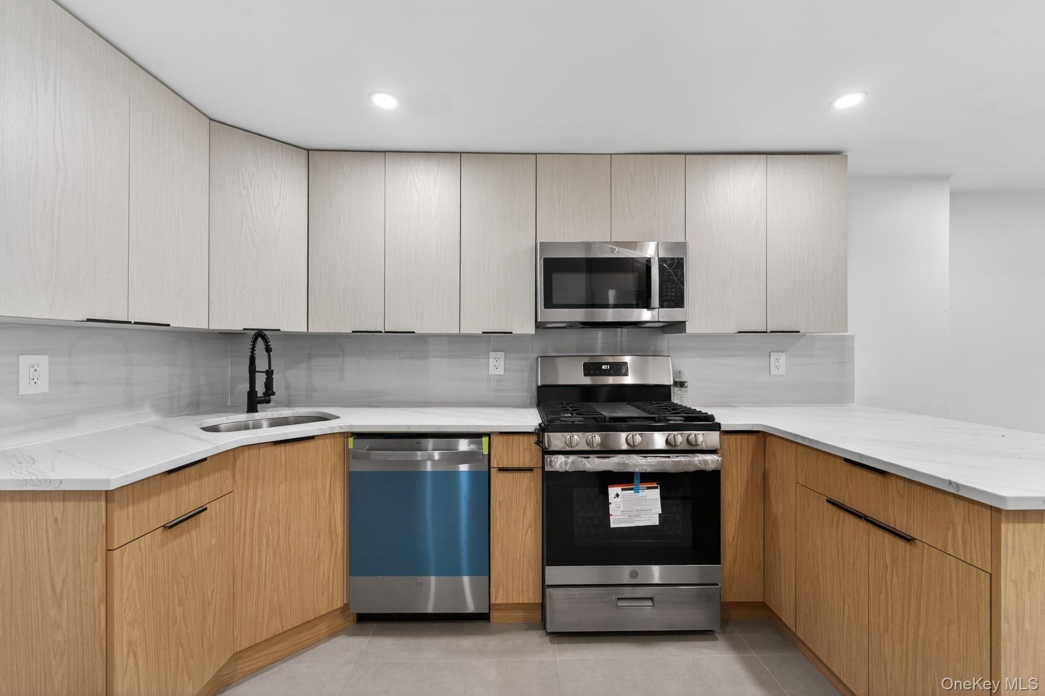 511 E 54th Street thumbnail 12