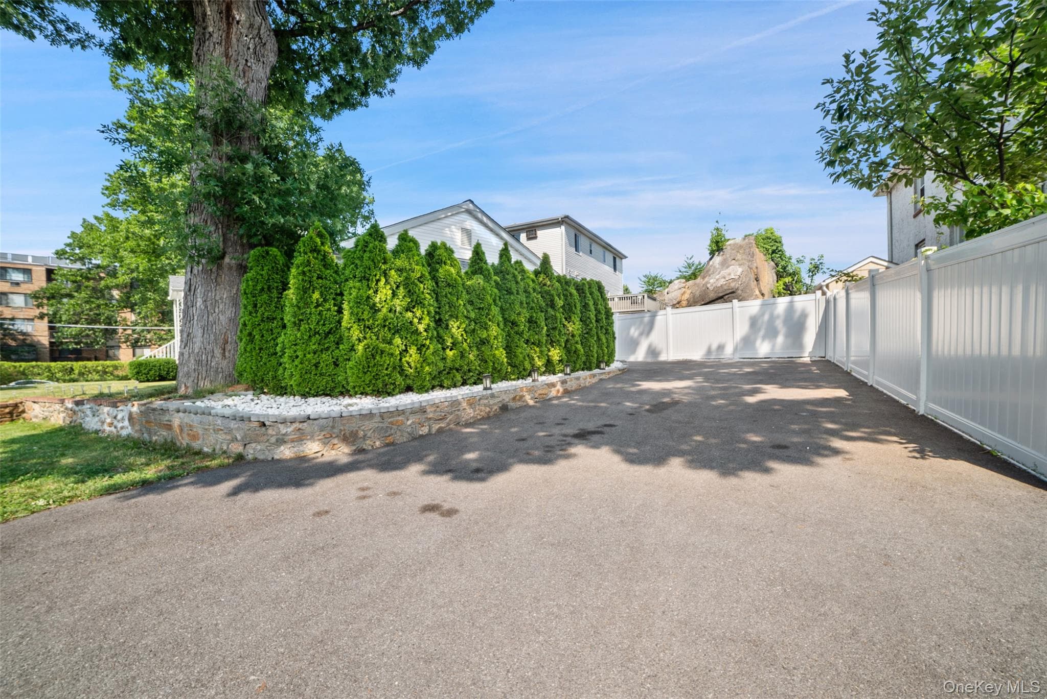 1090 Midland Avenue thumbnail 2