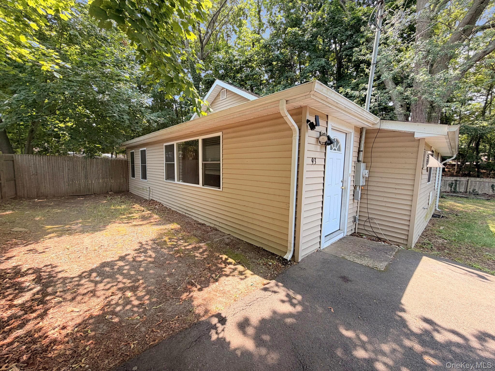 93 Lynbrook Drive thumbnail 2