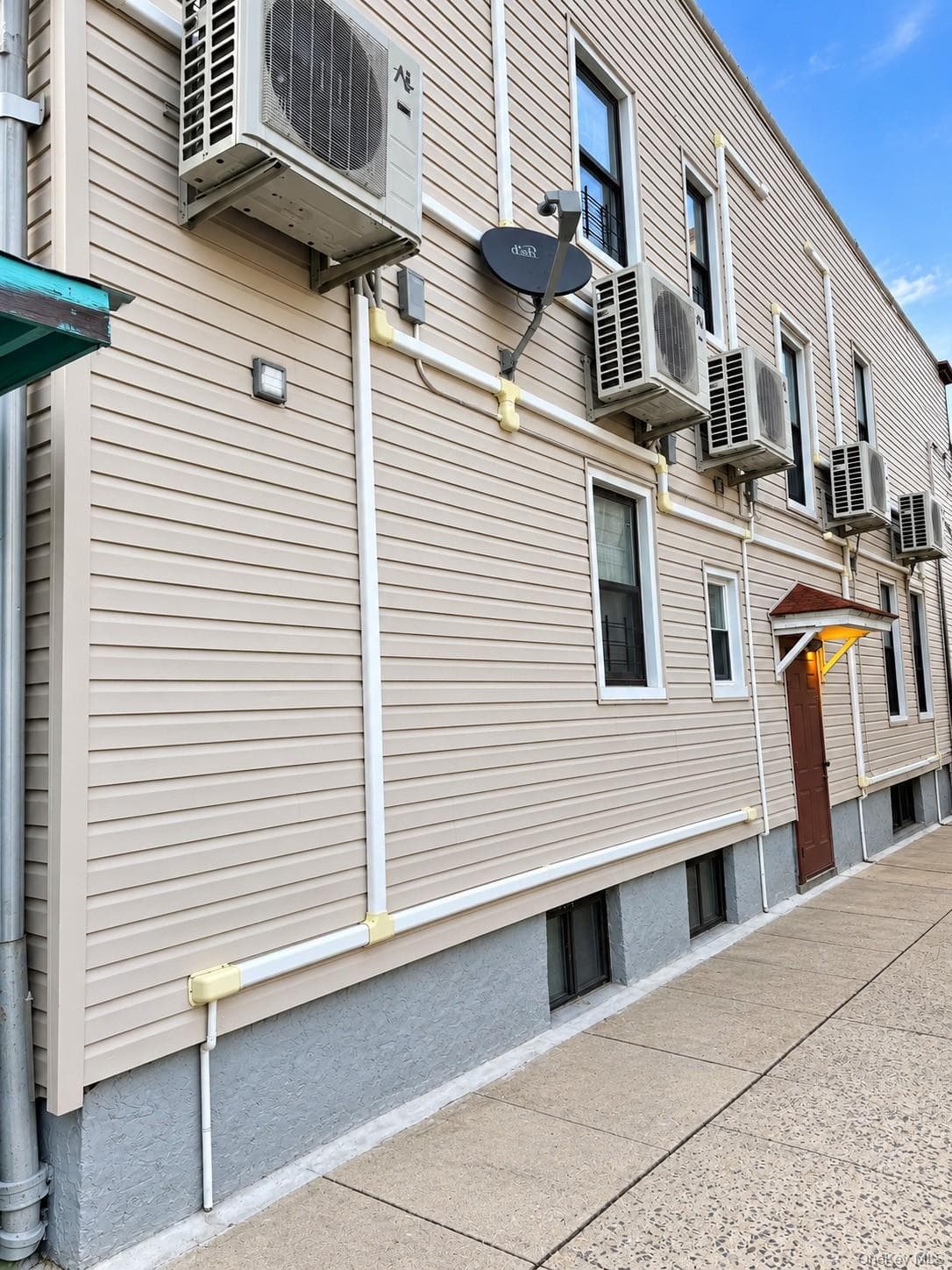 732 E 223rd Street thumbnail 17