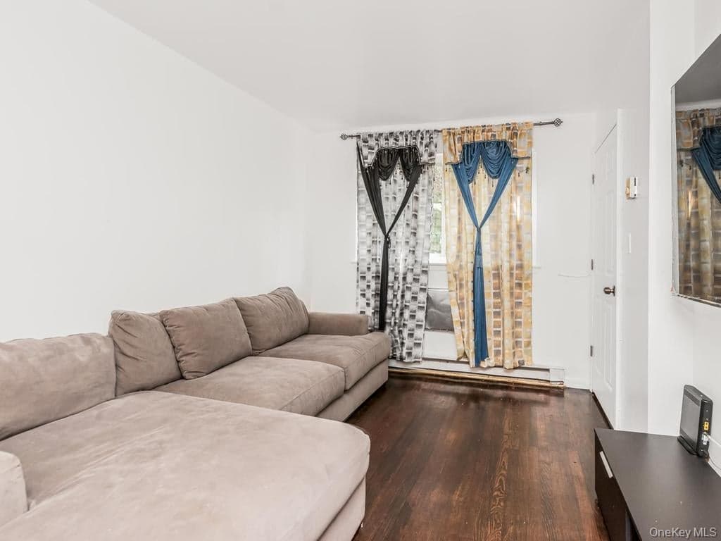 206-208 Balcom Avenue thumbnail 4