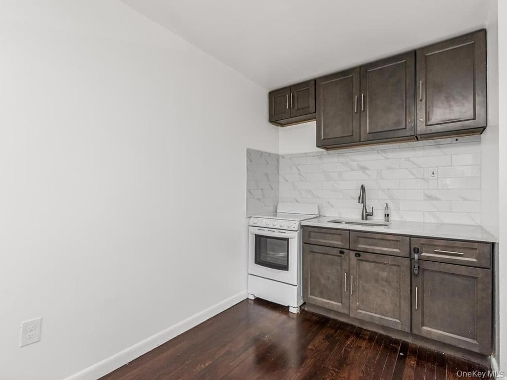 206-208 Balcom Avenue thumbnail 11