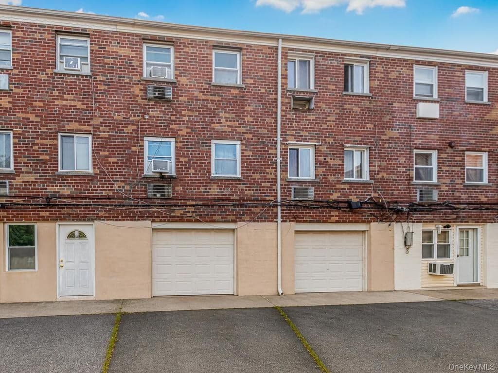 206-208 Balcom Avenue thumbnail 2