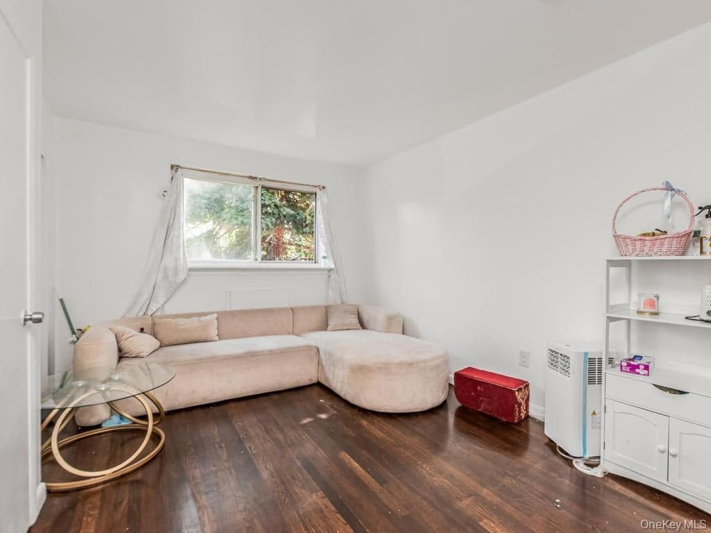 206-208 Balcom Avenue thumbnail 14