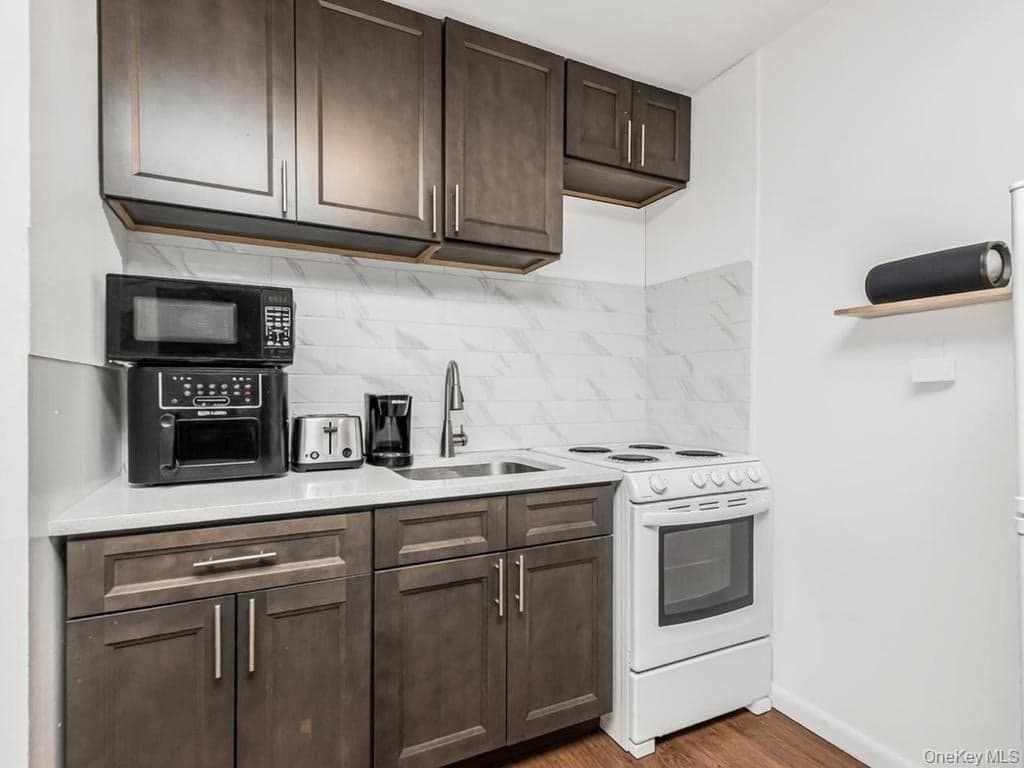 206-208 Balcom Avenue thumbnail 3