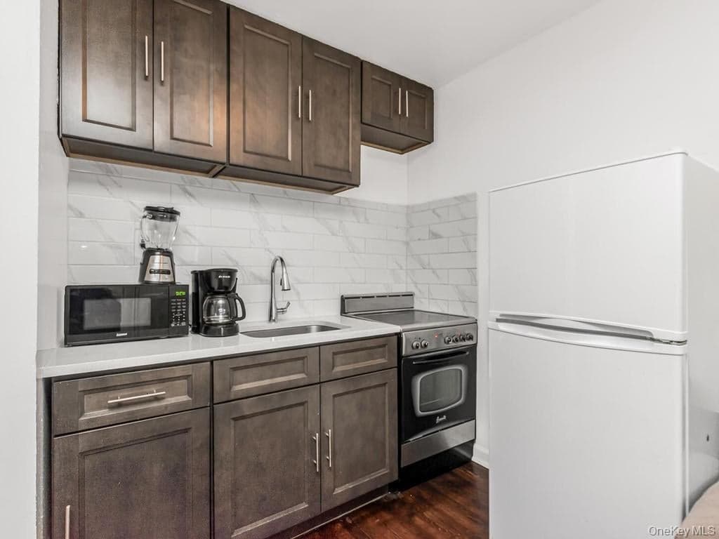 206-208 Balcom Avenue thumbnail 8