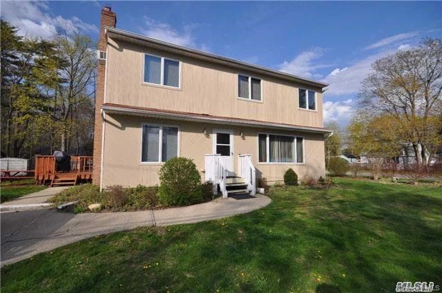 18 Larsen Avenue, Smithtown