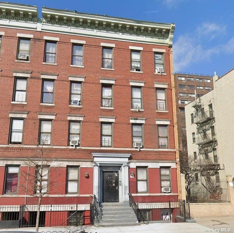 2089 Webster Avenue photo 1