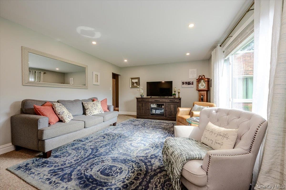 346 Edmunton Drive Unit: L17, North Babylon