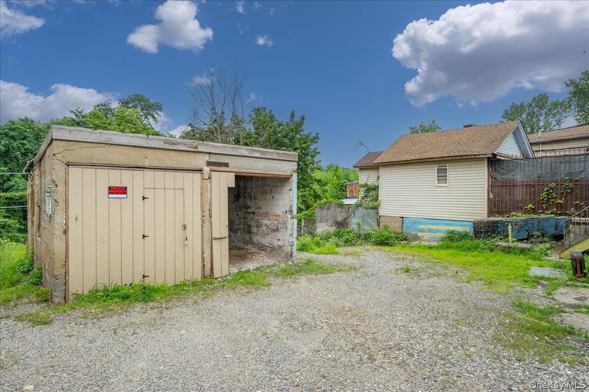 114-116 Ferris Avenue thumbnail 4