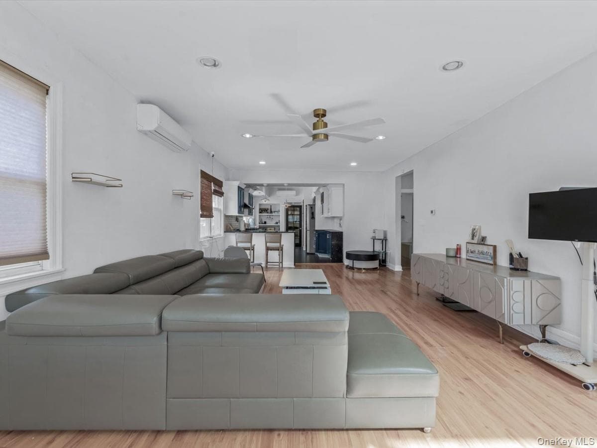 252-15 82nd Avenue thumbnail 5
