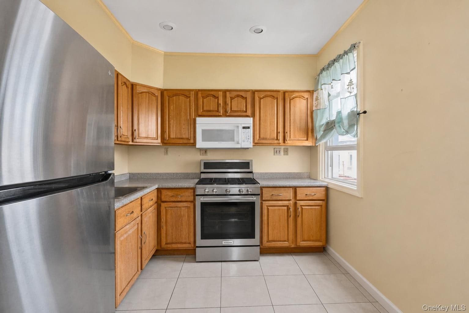 2280 Lyon Avenue thumbnail 4