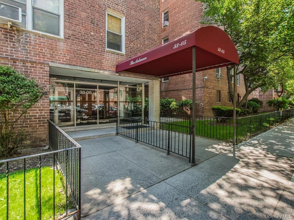 3305 92nd Street Unit: 1B photo 1