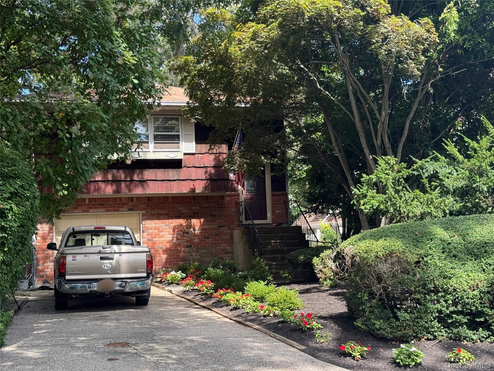 115 Green Avenue photo 1