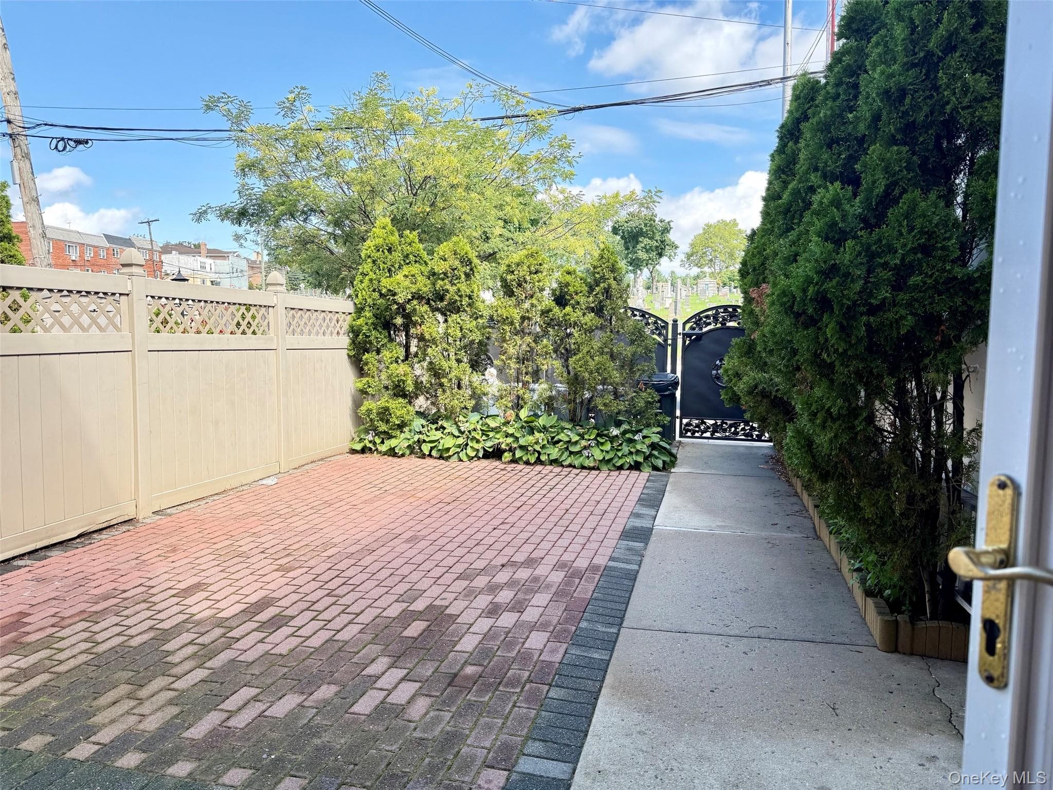 6542 Metropolitan Avenue thumbnail 16