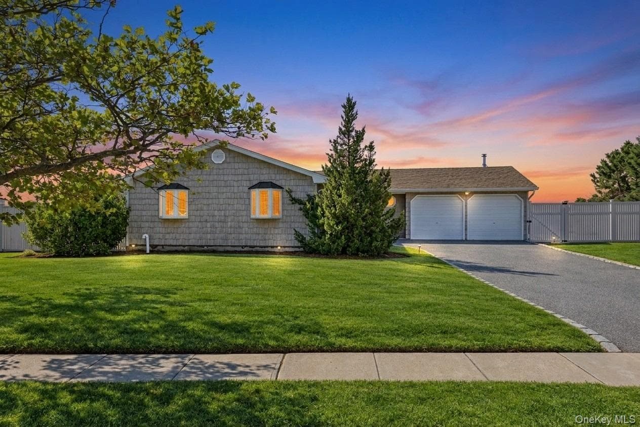 41 Shore Drive, Copiague