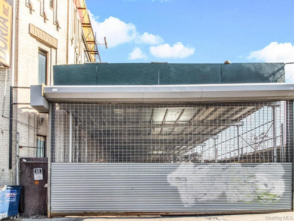 205-02 Jamaica Avenue thumbnail 2