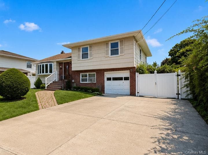 224 New Hyde Park Road thumbnail 3