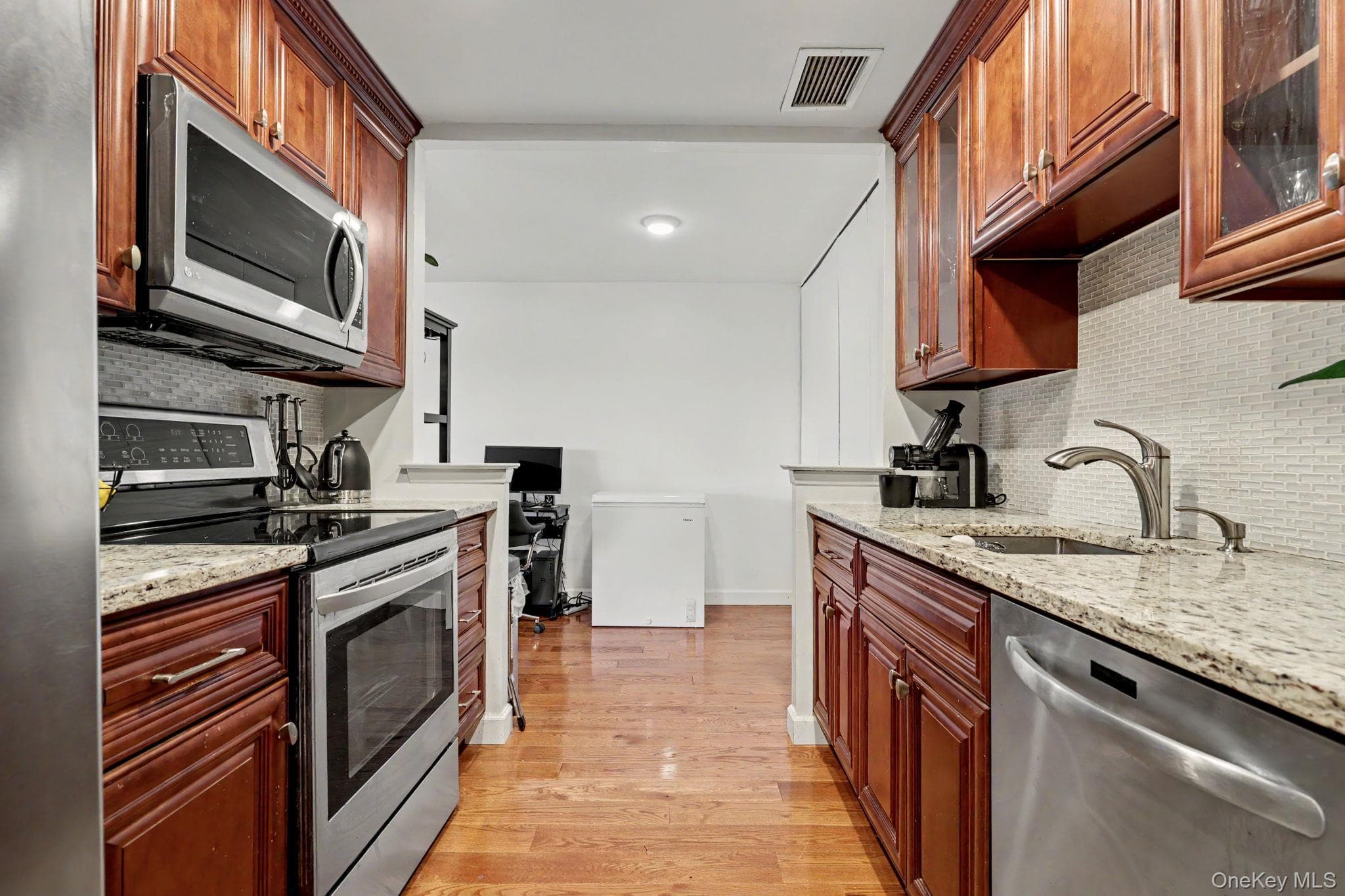 500 High Point Drive Unit: 810 thumbnail 9