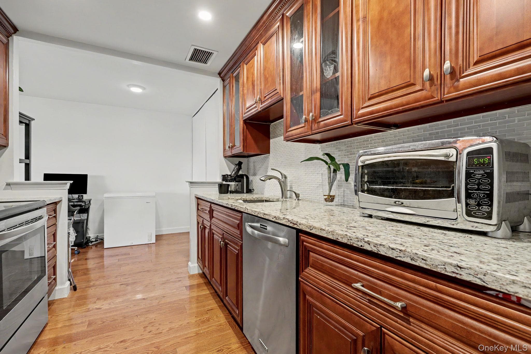 500 High Point Drive Unit: 810 thumbnail 8