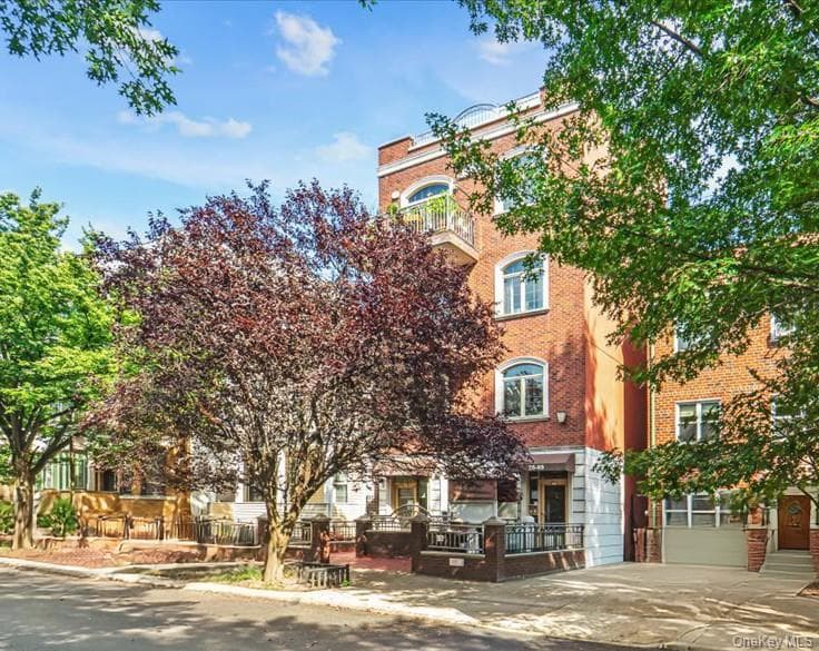 2569 38th Street Unit: 1R, Astoria