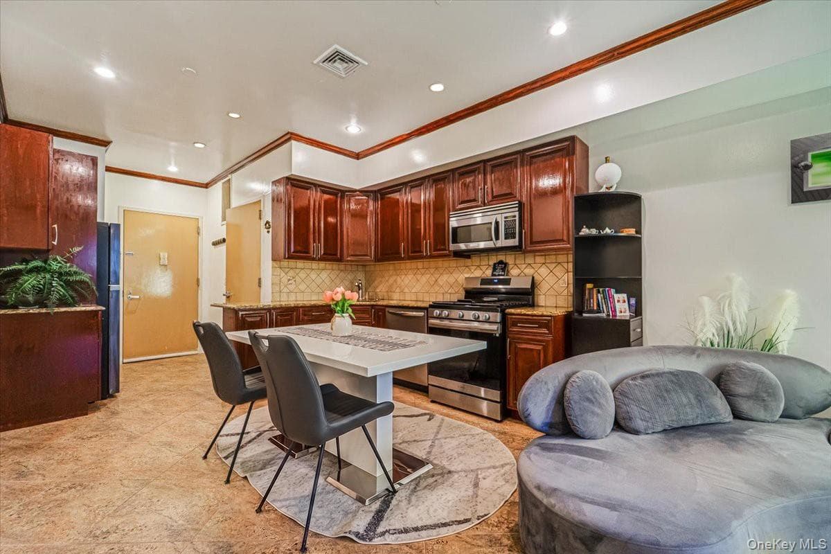 2569 38th Street Unit: 1R thumbnail 4