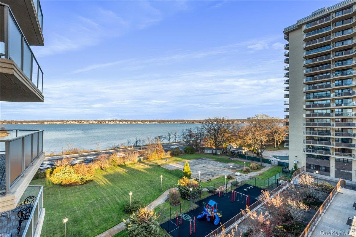 17-85 215 Street Unit: 5L thumbnail 2