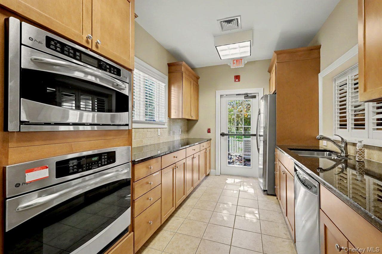 2329 Depeyster Drive thumbnail 39