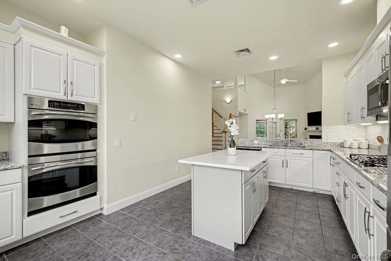 2329 Depeyster Drive thumbnail 6
