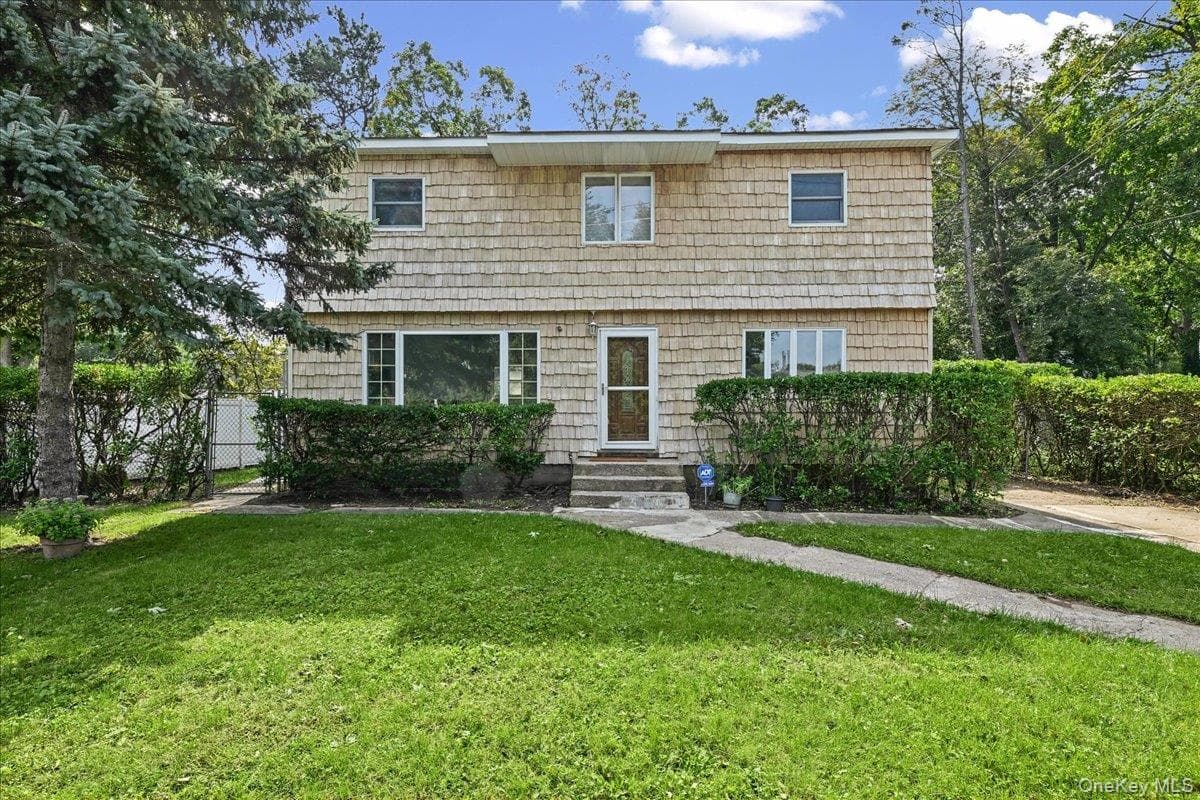 132 Commonwealth Drive, Wyandanch