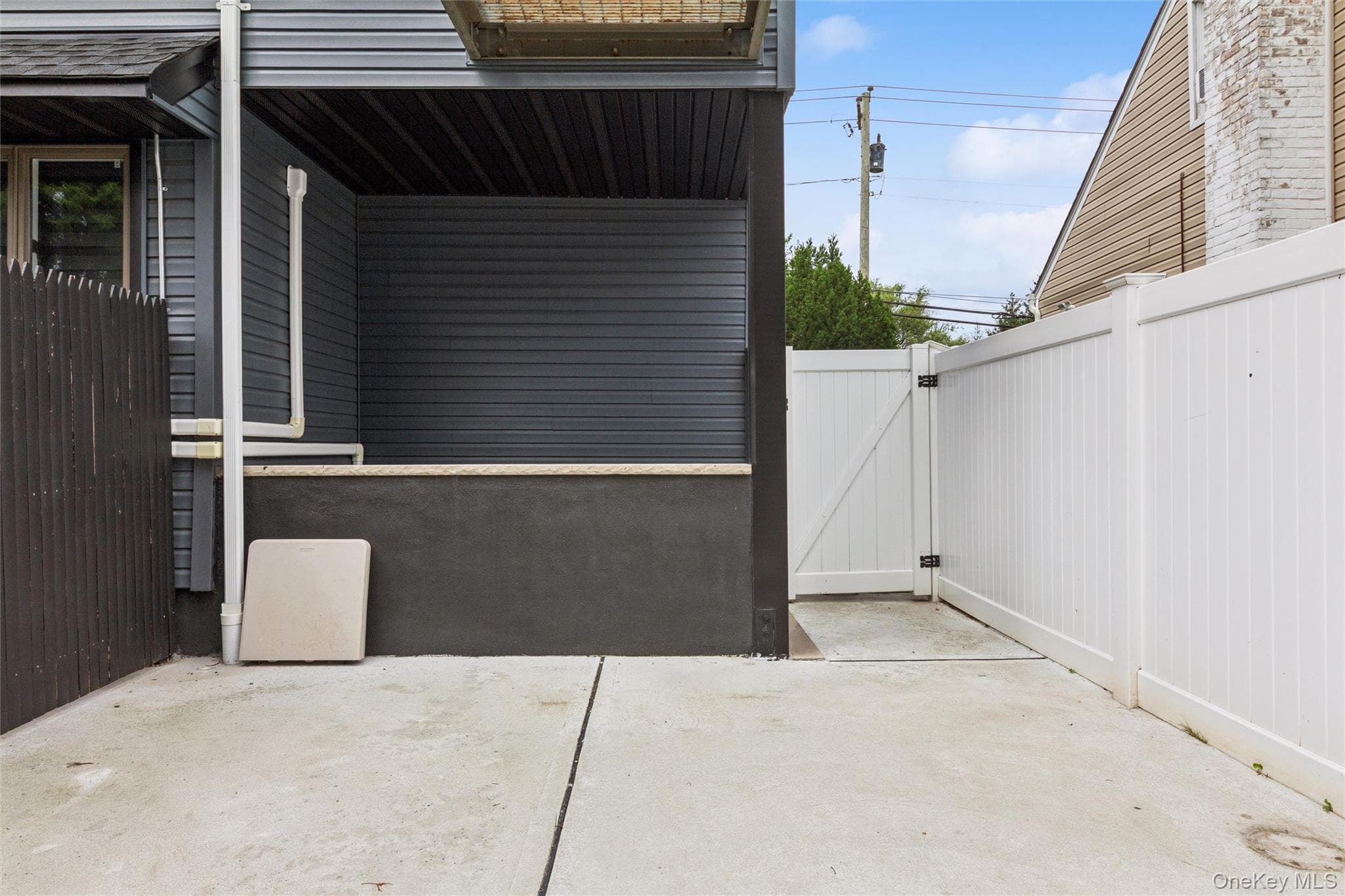 301 Merrick Avenue thumbnail 17