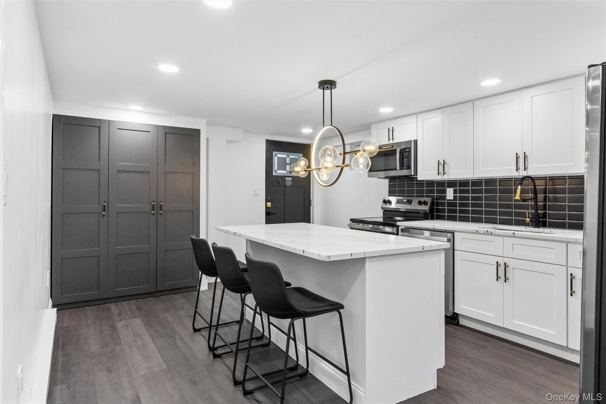 301 Merrick Avenue thumbnail 4