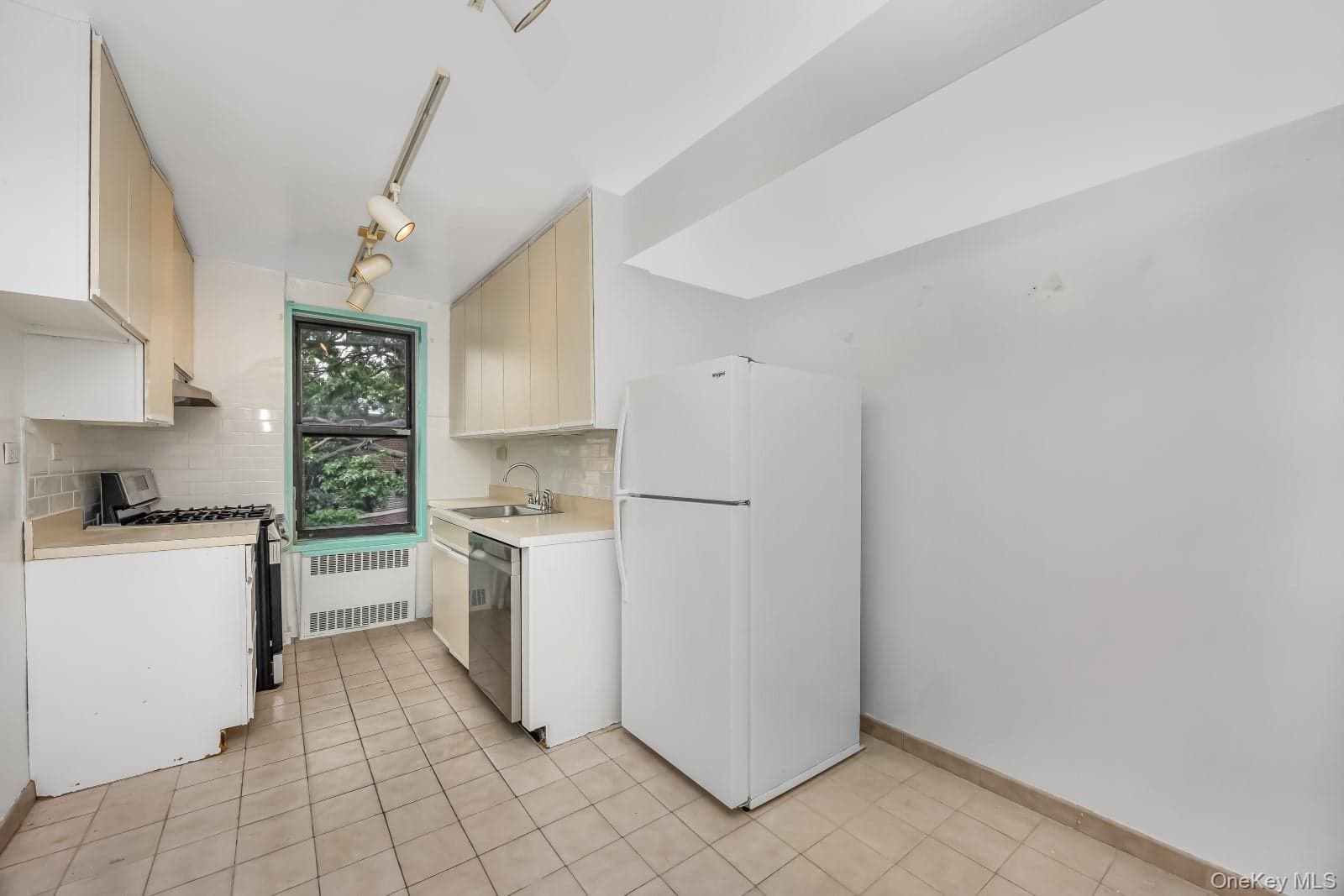 90-11 35th Avenue Unit: 6F thumbnail 9
