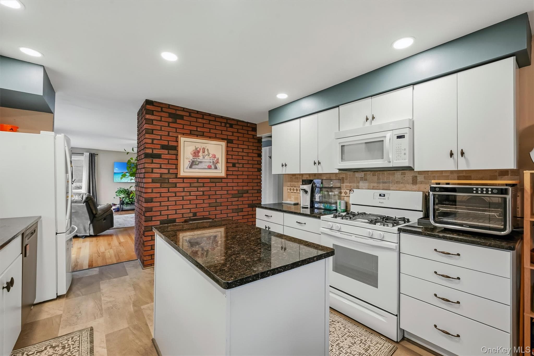 28 Maple Avenue thumbnail 12