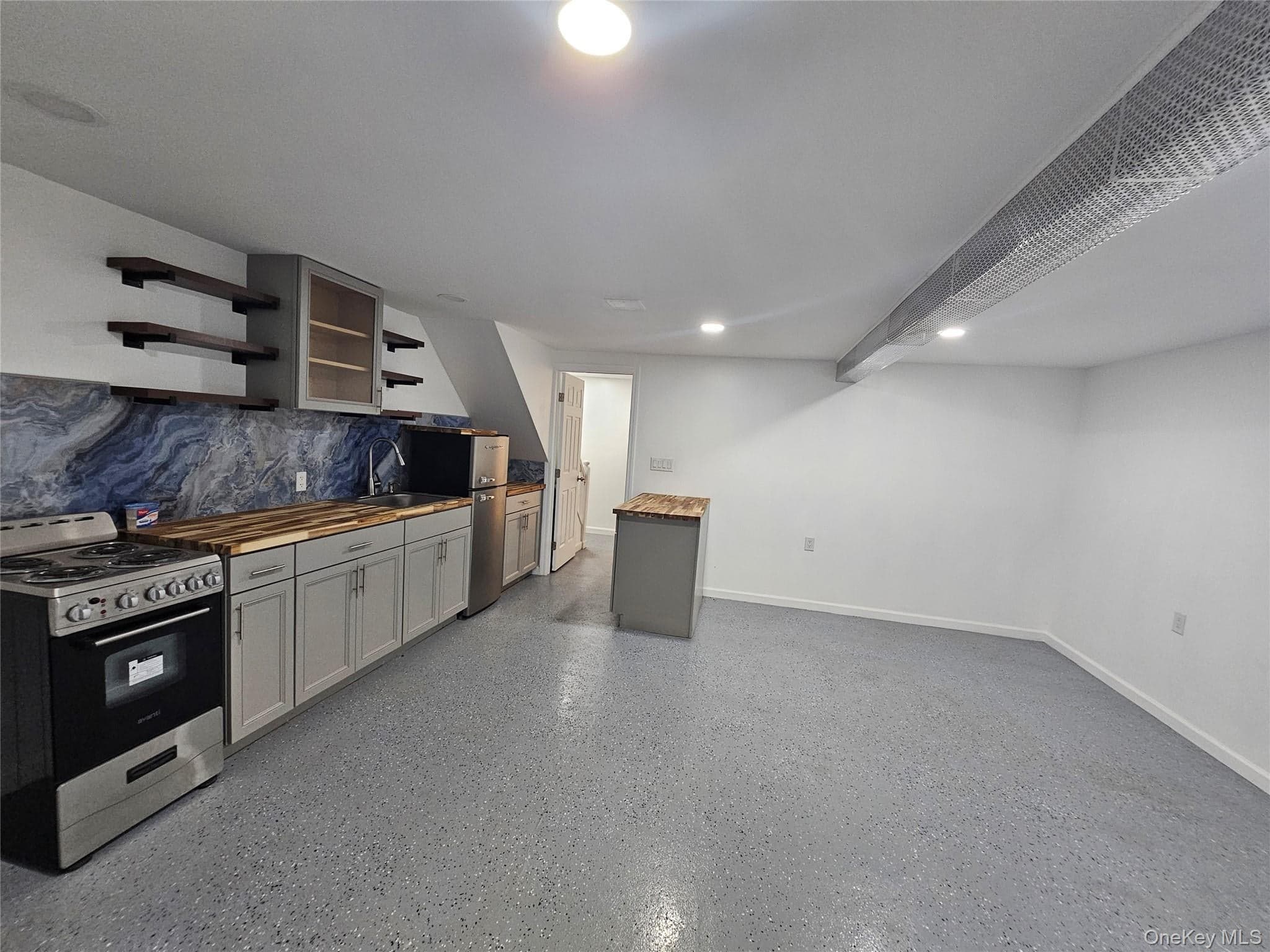 455 E 43rd Street thumbnail 15