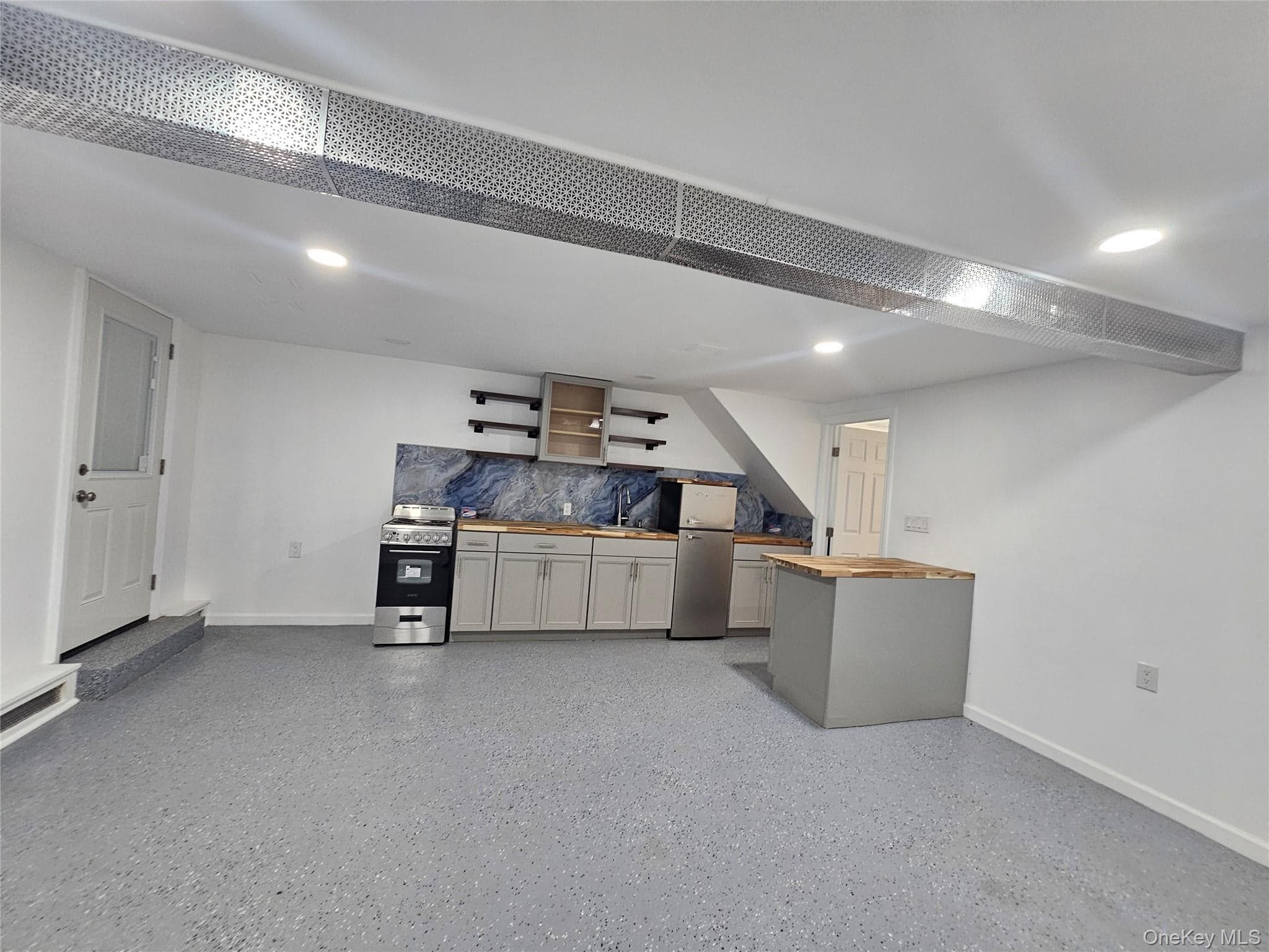 455 E 43rd Street thumbnail 14