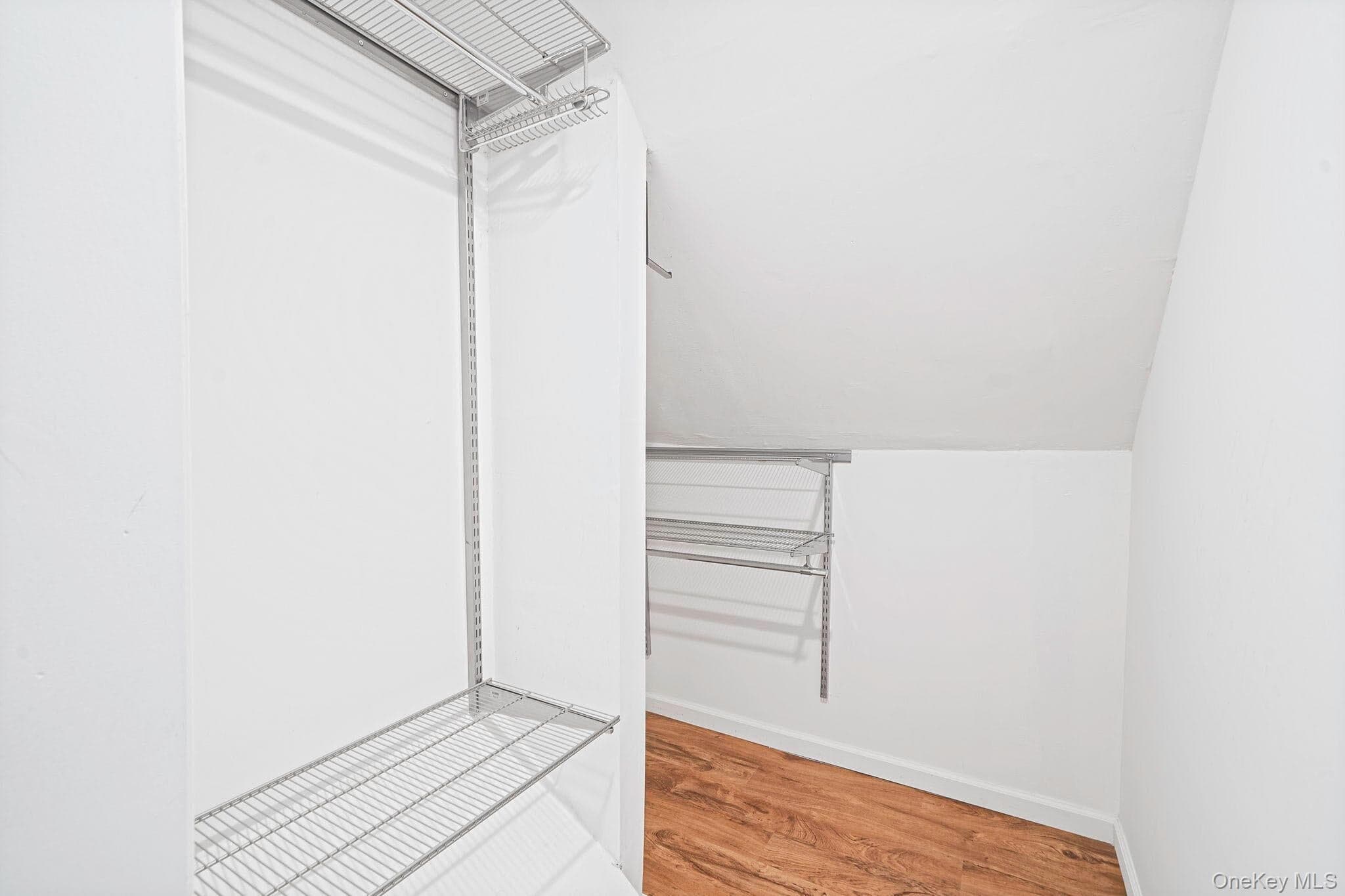 190 Albertson Place thumbnail 18