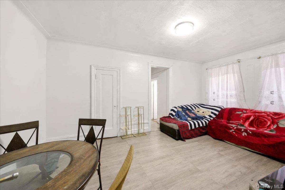 1974 Lafontaine Avenue Unit: 2E thumbnail 2