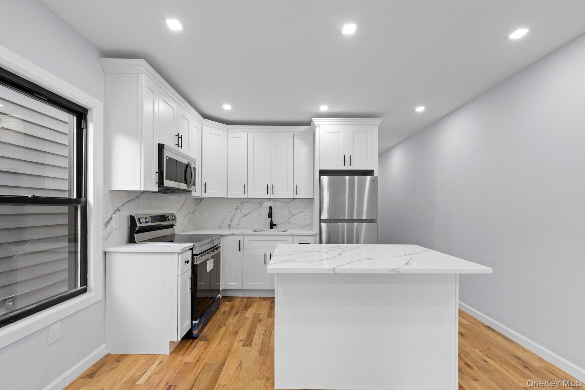 1537 E 54th Street thumbnail 3