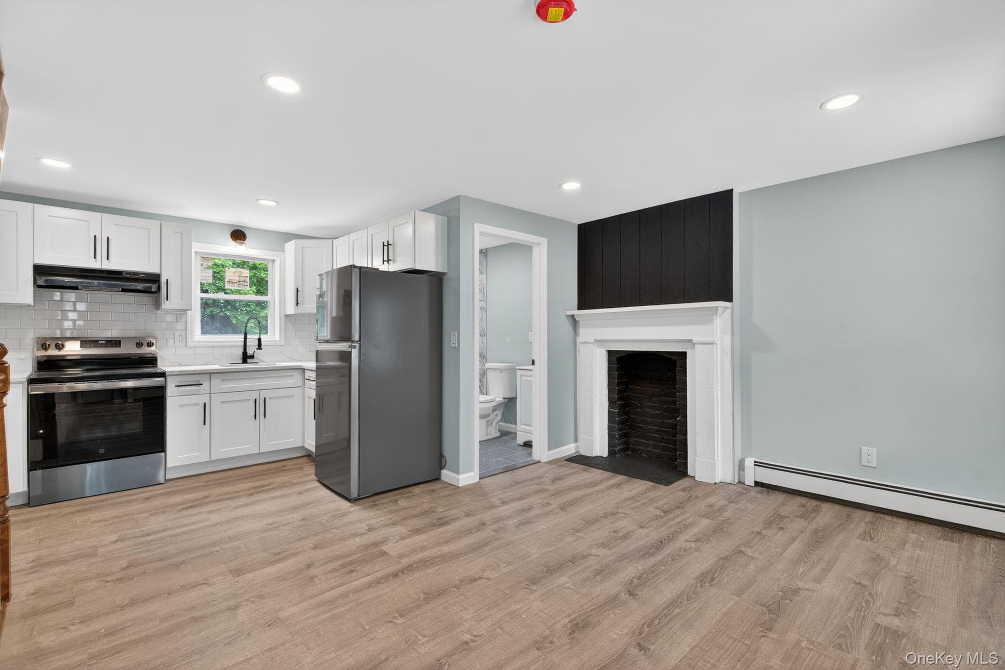 152 N Clinton Street thumbnail 3