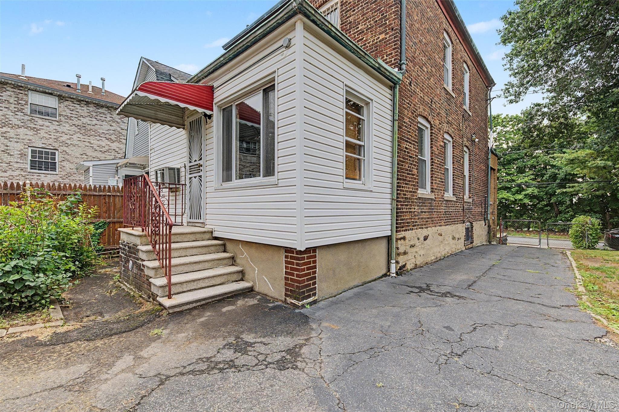 1085 Sackett Avenue thumbnail 3
