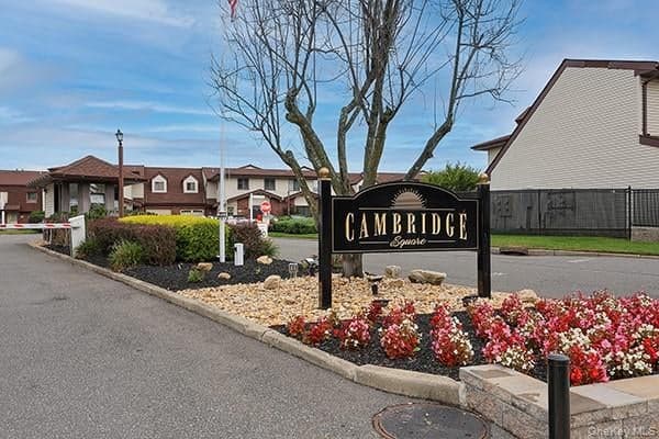 43 Cambridge Drive, Copiague