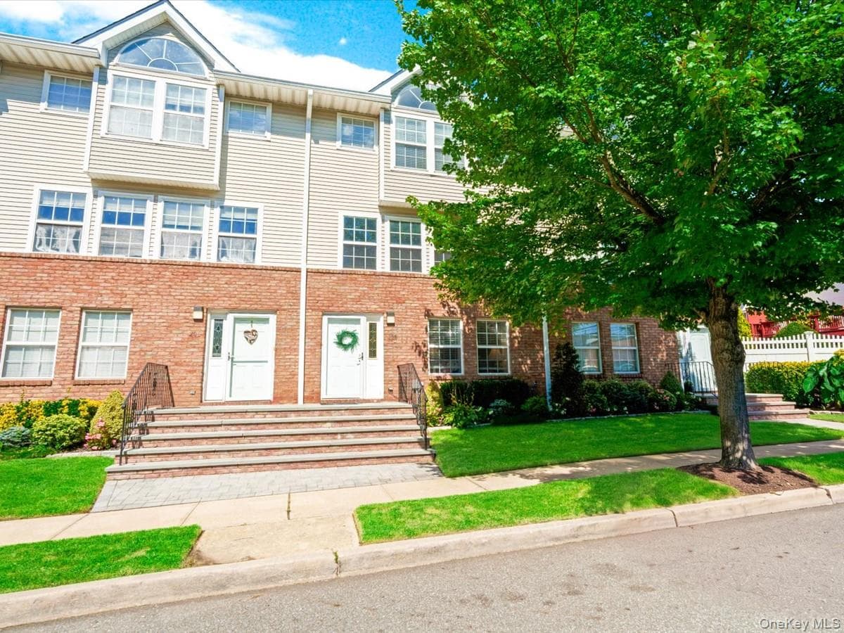 208 Hendrick Avenue, Glen Cove