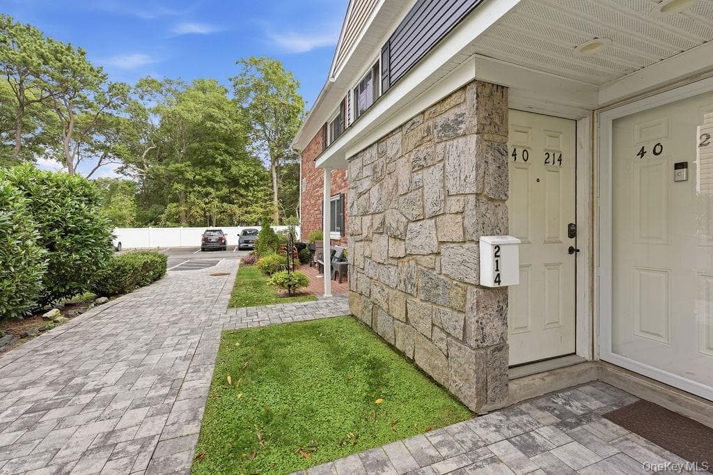 40 W 4th Street Unit: 214, Patchogue