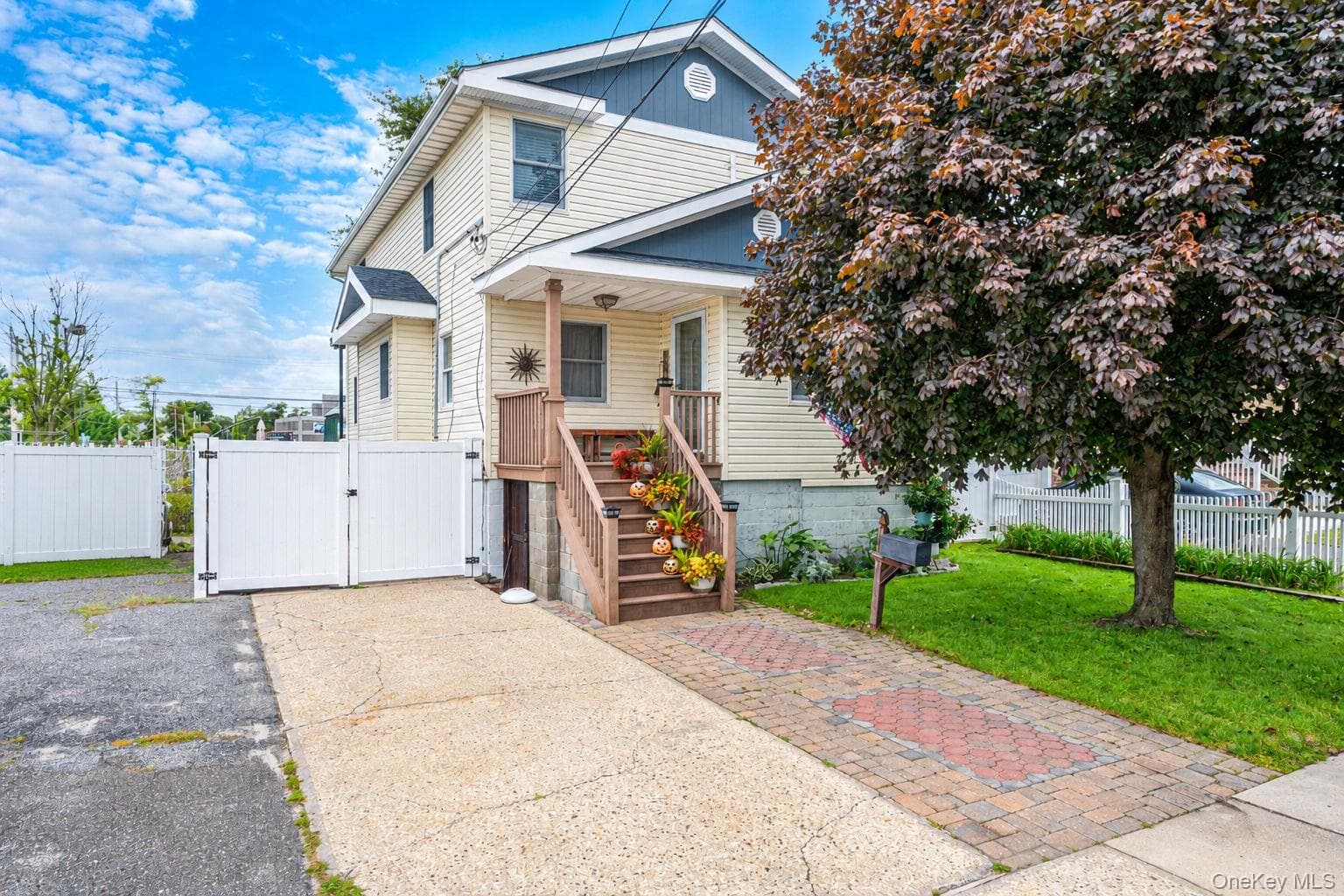 9 Perry Place, Lindenhurst