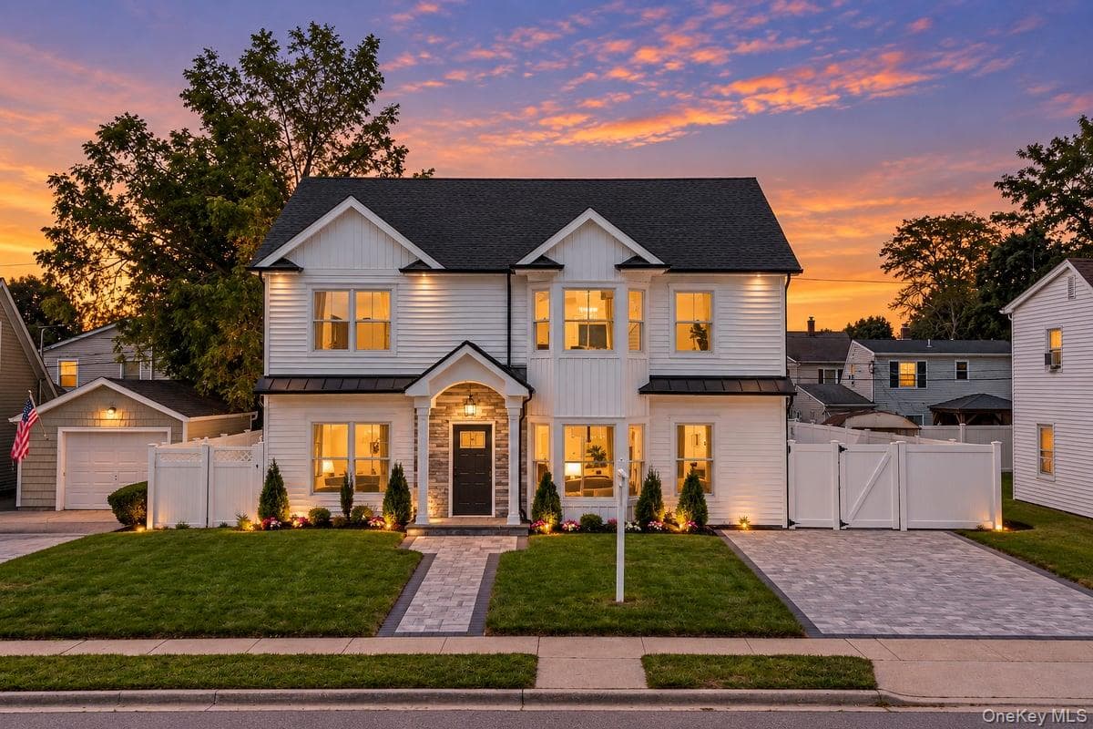 84 Rope Lane, Levittown