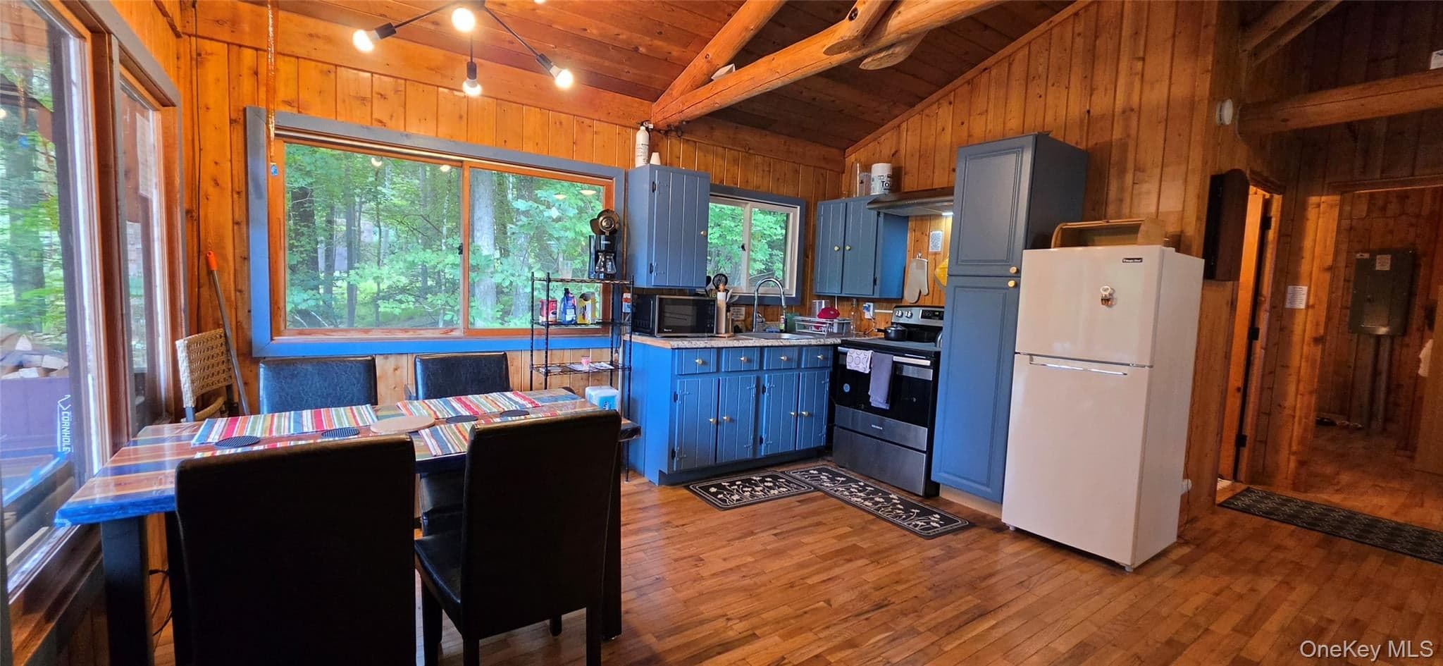 586 Lake Shore Lane thumbnail 5